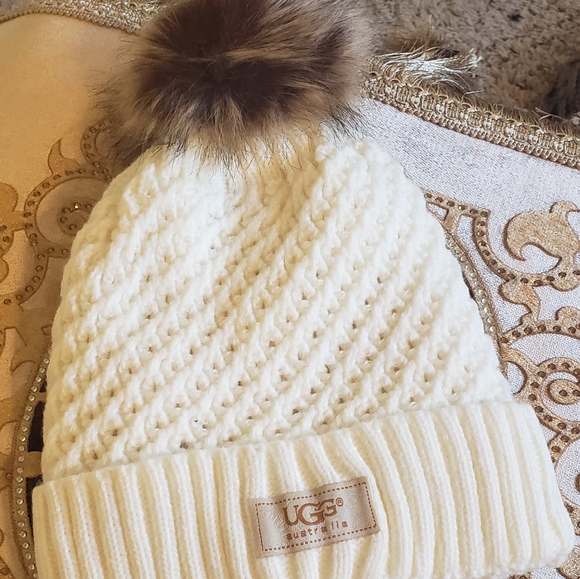 Ugg hat and infinity scarf set - Picture 3 of 4
